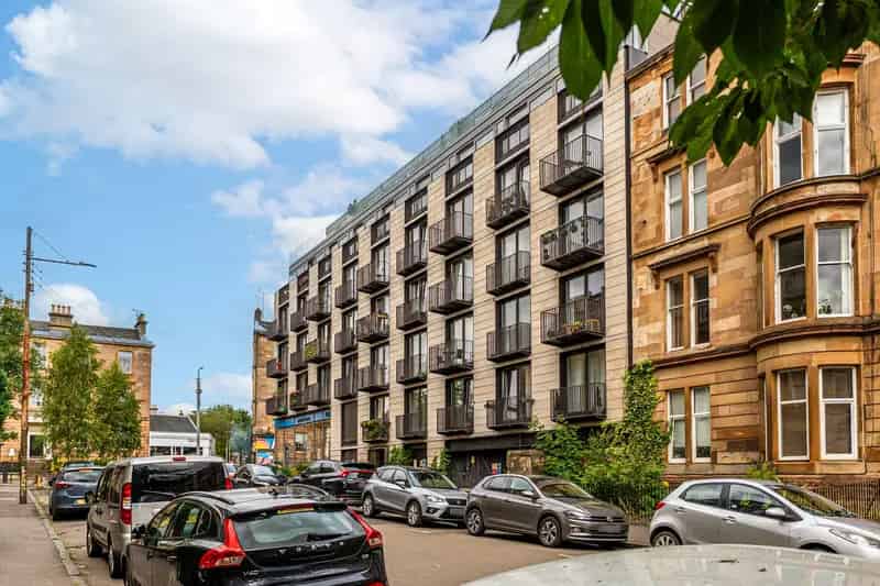 Bright 2-Bedroom Penthouse Flat with Terrace and Parking Glasgow West End