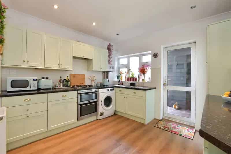 2 Bedroom Maisonette for Sale - Garden & Driveway