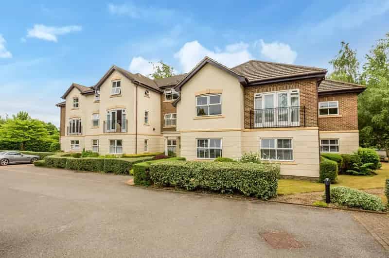 Ground Floor Apartment Kingswood 2 Beds Gated Parking