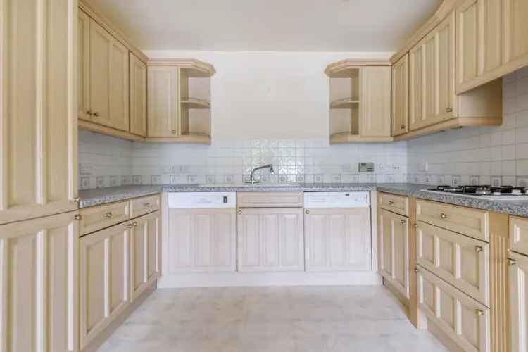 Ground Floor Apartment Kingswood 2 Beds Gated Parking