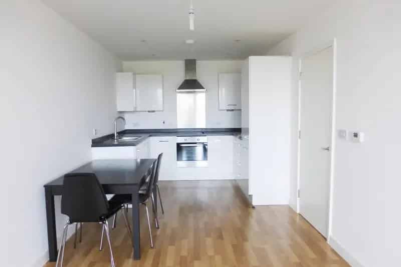 Stunning 470sqft Fifth Floor Apartment with Wormholt Park Views