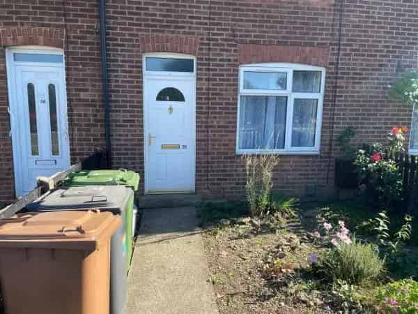 2 Bed Terrace House Near Schools and Park