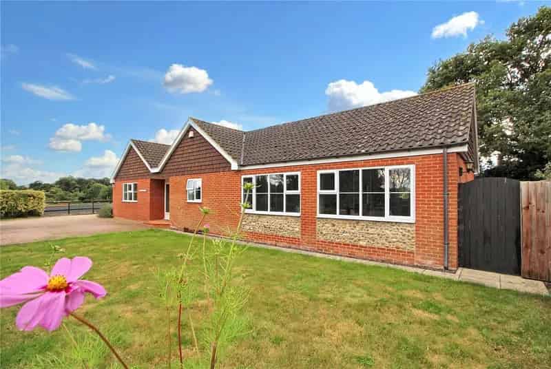 2 Bedroom Bungalow Flixton Refurbished Modern Kitchen Ensuite Garden