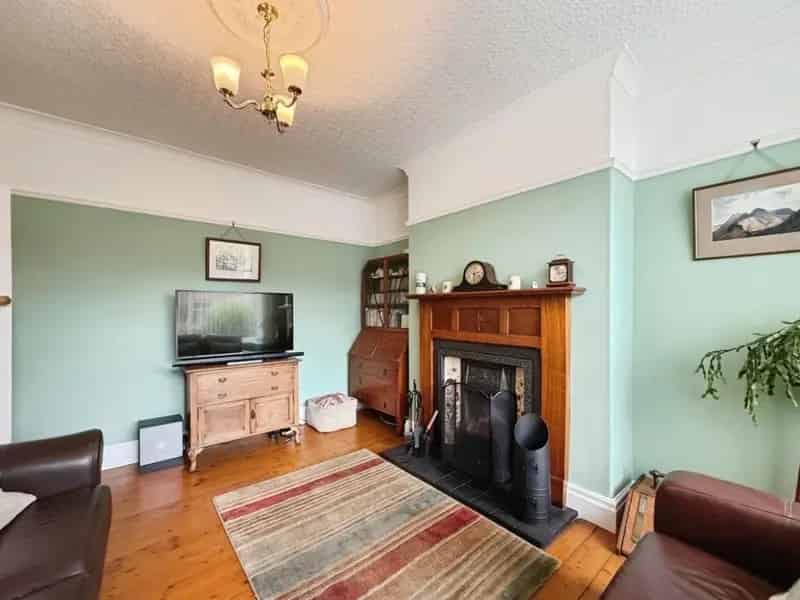 3 bedroom House
 For Sale 
Total Size: 1454 SQ FT