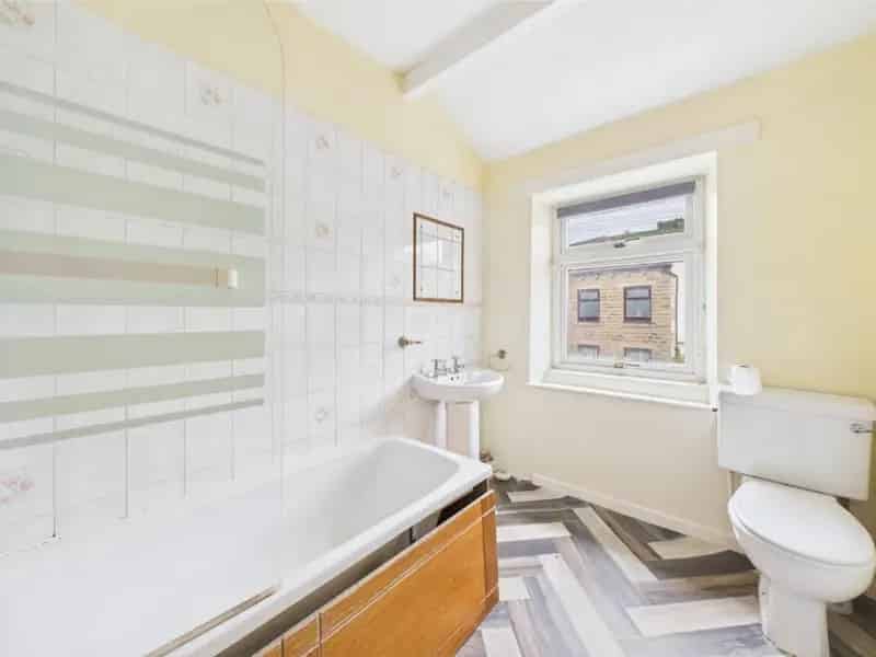 1 Bed House for Sale Near Airedale Hospital