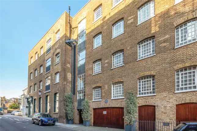 2-Bedroom Suite in Historic London Building with Secure Parking