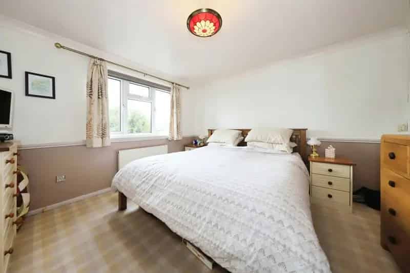 Three Bedroom Detached House Near Broadwaters Park