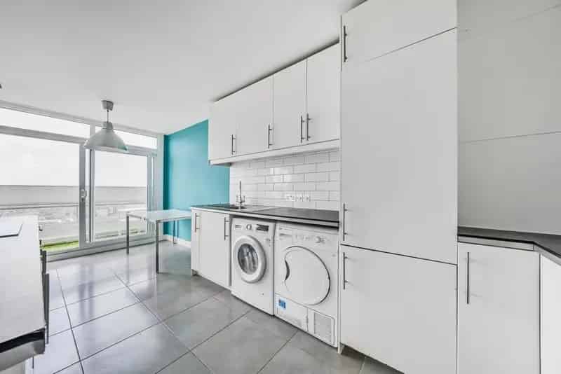 Well Presented Flat Near Transport Links Cash Buyers