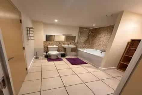 2 Bed Flat Manchester - 50m² Furnished Near Airport
