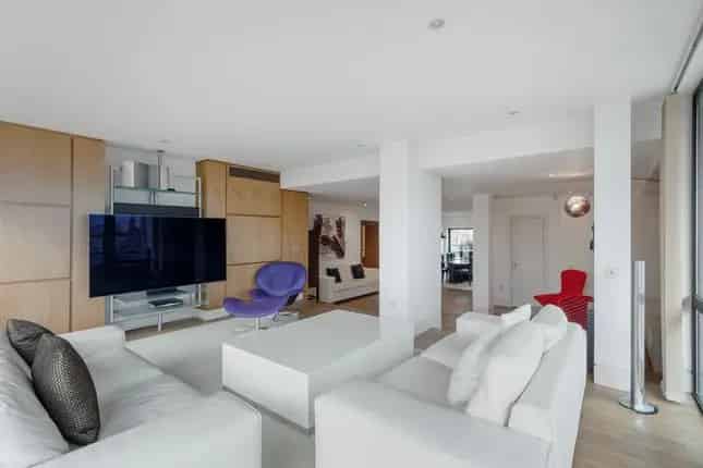 Four Bedroom Mayfair Apartment With Terrace and Parking