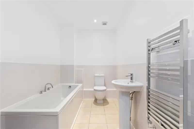 3 Bedroom House in Putney West Facing Garden Off Street Parking