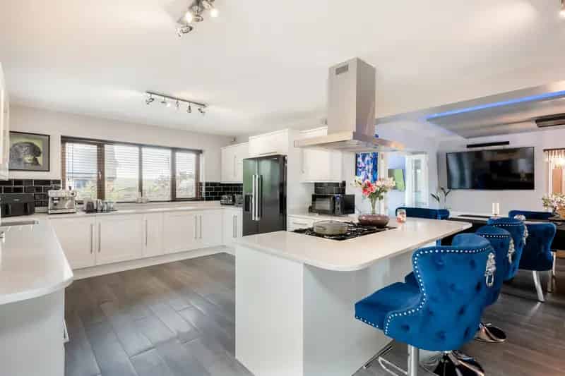 8-Bedroom Detached House with Annexe and Lodge