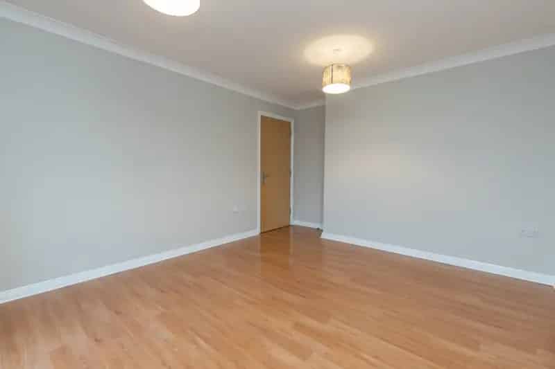 2 Bed Top Floor Apartment Oxford Balcony Allocated Parking