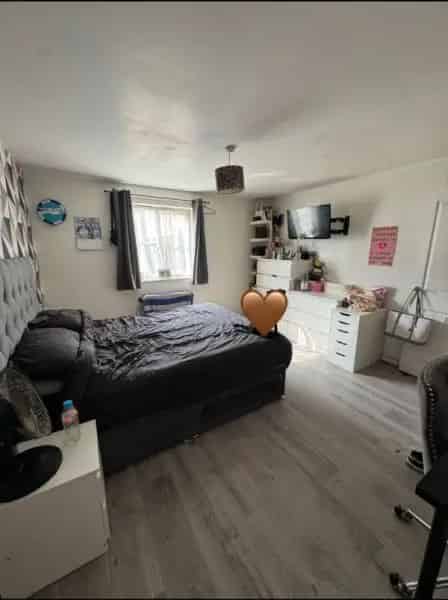 2 Bed House with Garden Near Brighton Coast