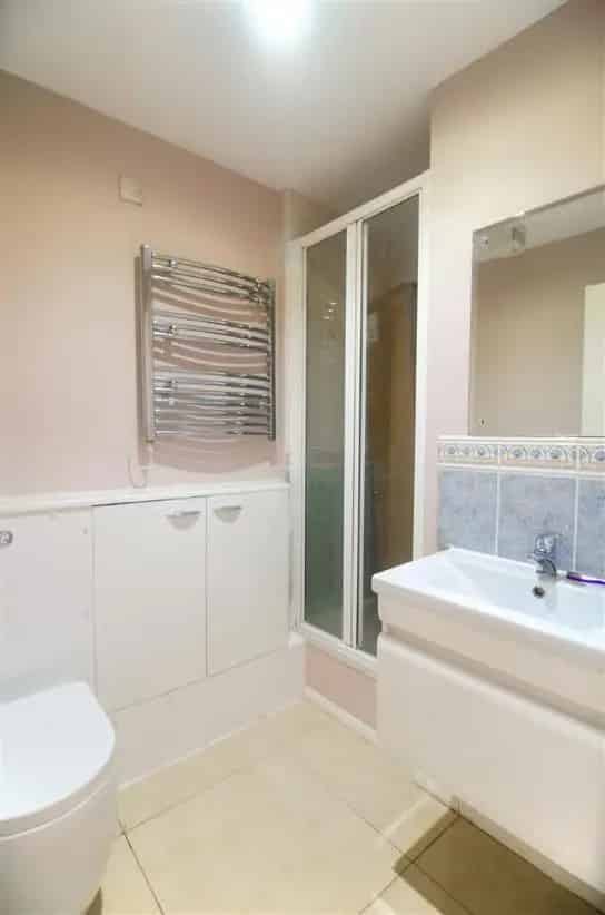 2 Bed Flat for Sale Near Transport Links