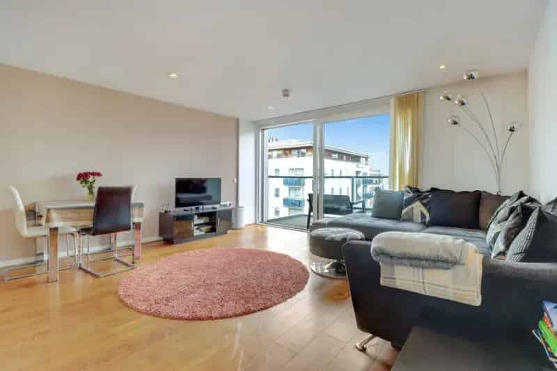 2 Bedroom Flat for Sale near Regent's Canal