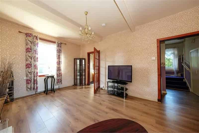 3 Bed Semi-Detached House with Garden and Driveway