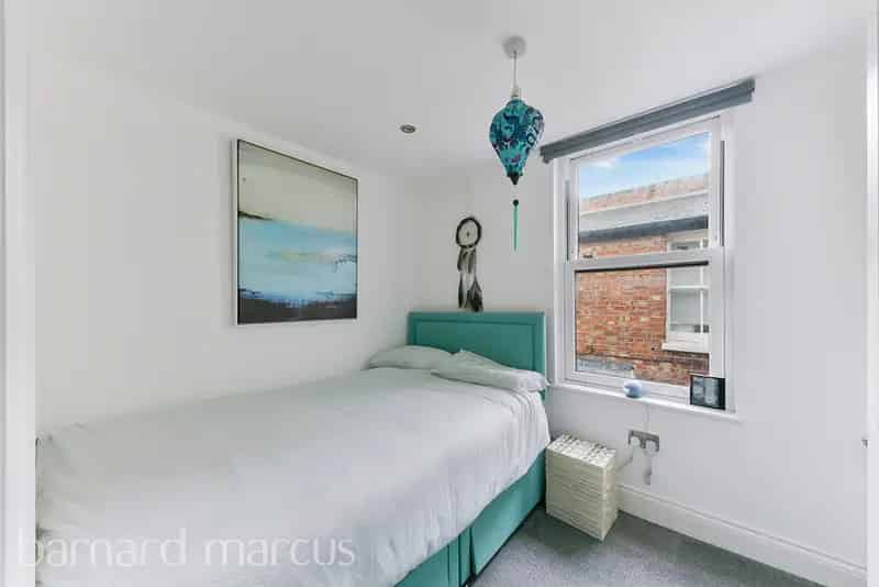 Adelaide Grove Shepherds Bush Flat near Westfield and Public Transport