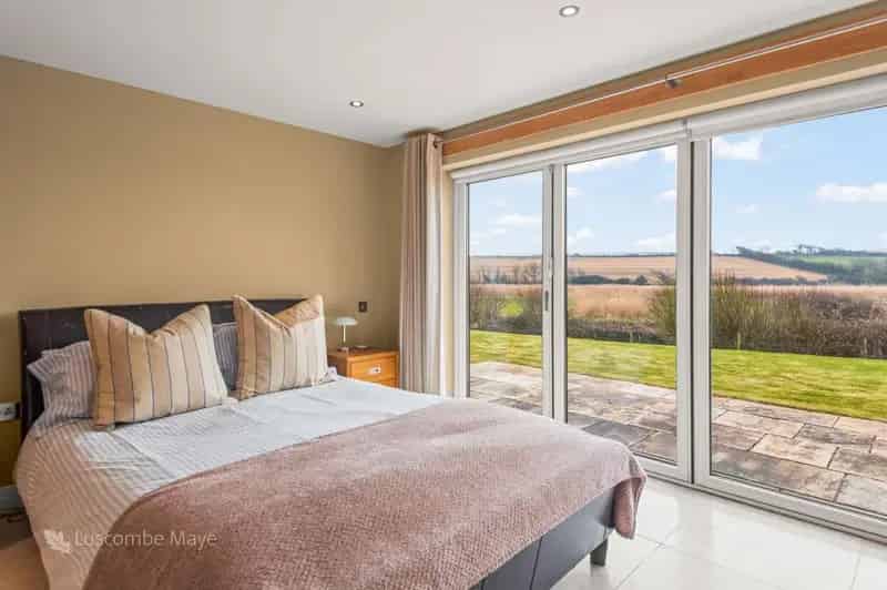 5 Bed Property for Sale Breathtaking Views Modern Living