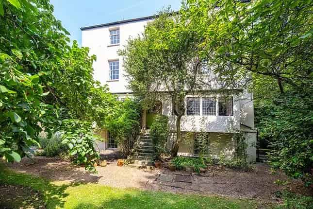 Semi-detached House for Sale in London NW3