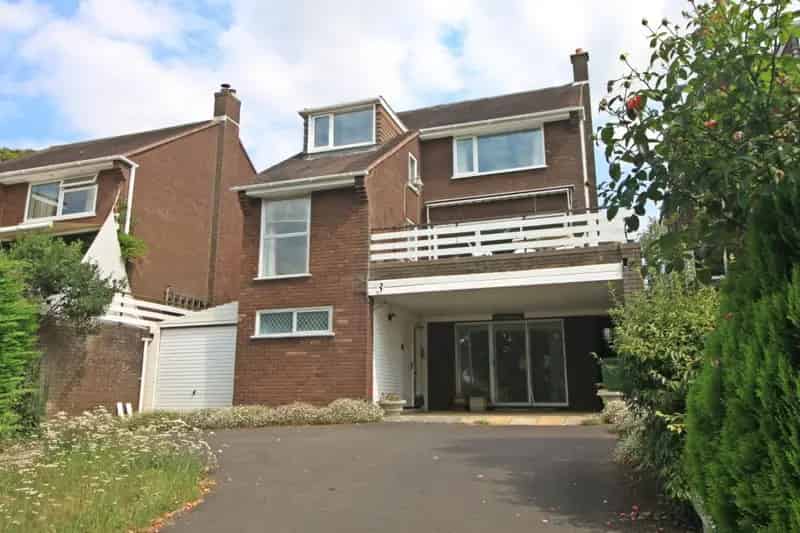4 bedroom House
 For Sale 
Total Size: 2551 SQ FT