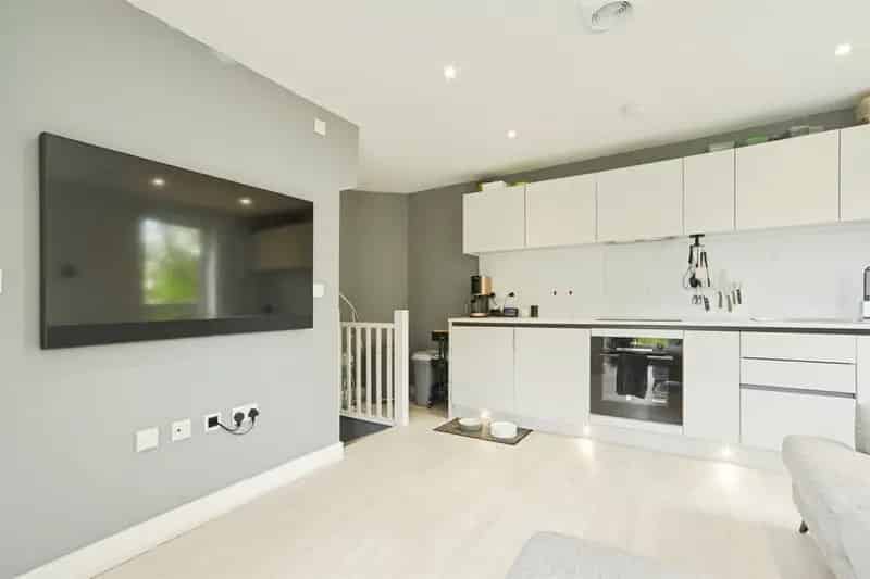 Stunning Two Bedroom Semi Detached Home LS16