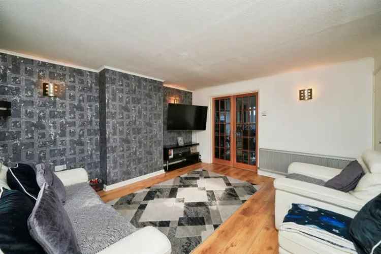 3 Bed House with Garage and Garden - Ideal for Families