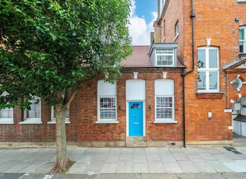Two Bedroom House with Patio Garden Near Barons Court