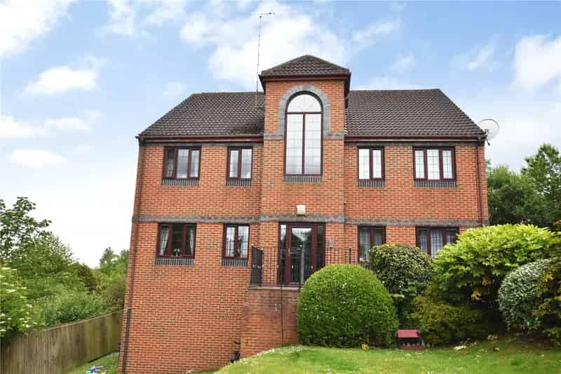 Two Bedroom Apartment Near Morley Town Centre - No Onward Chain