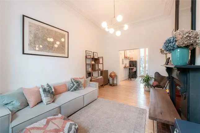 Beautiful 2-Bedroom Maisonette with Private Garden in Notting Hill W11