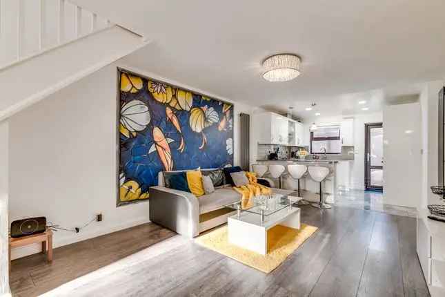 Town house to rent in Woodseer Street, London E1