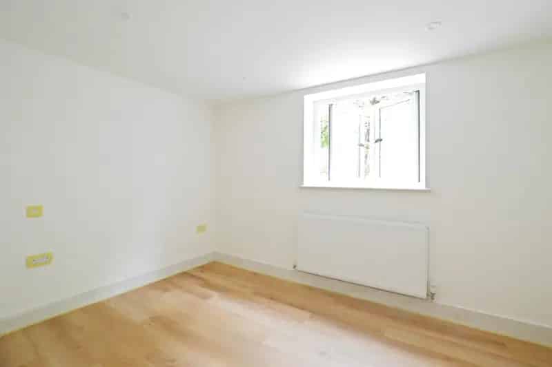 One Bedroom Apartment in Frogmore - Parking Available