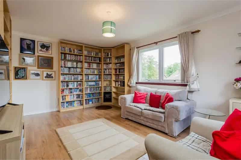 3 Bed Flat First Floor 1 Reception Room Paisley