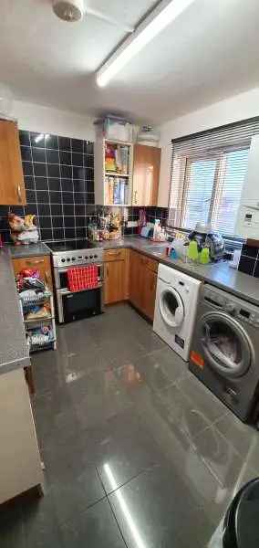 Spacious 2 Bedroom Flat with Allocated Parking Near Amenities