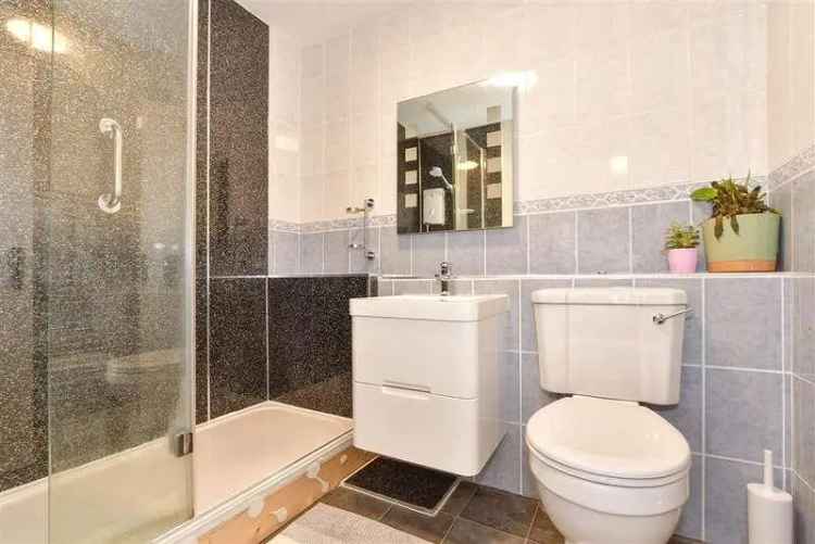 2 Bed Flat for Sale Grand Avenue Worthing Sea Views Auction