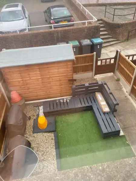 3 Bedroom Townhouse Near Transport Links and Amenities