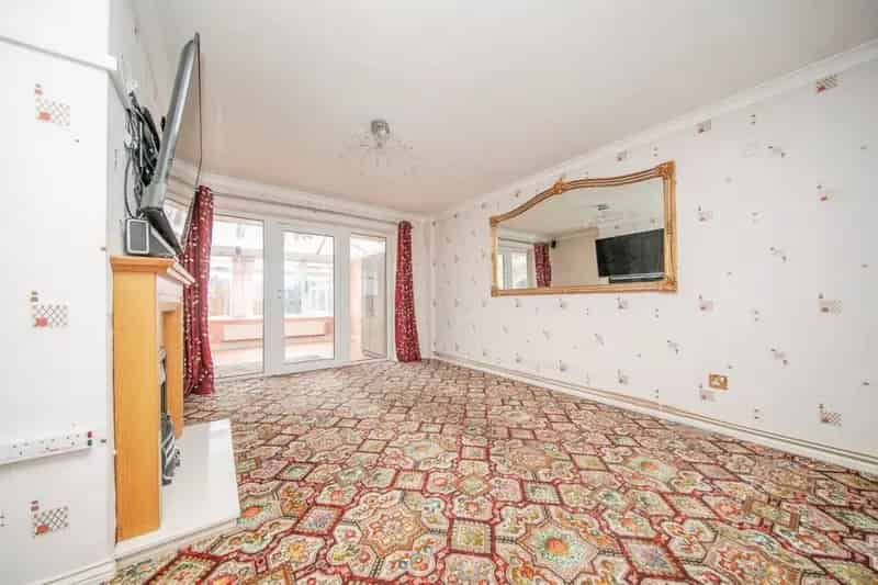 Great Cornard House: 2 Bed, Conservatory, Studio Office, Garage