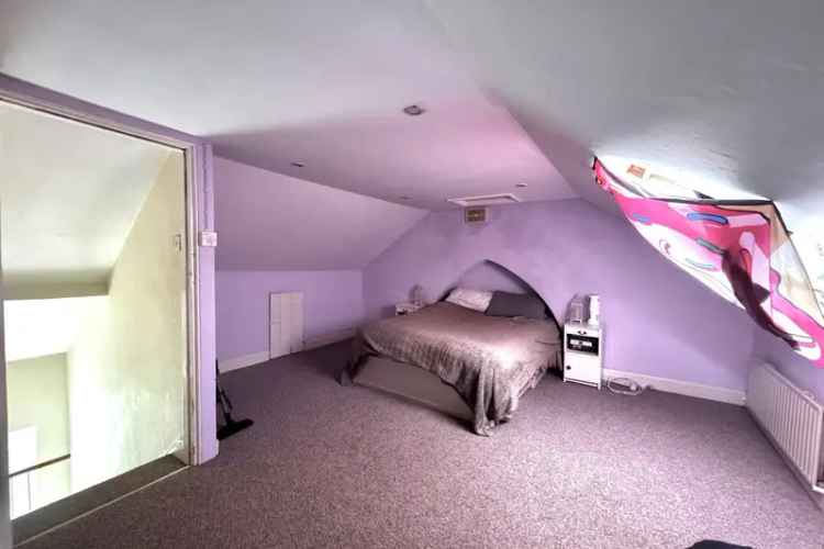Victorian Mid-Terraced House 3 Beds Family Home