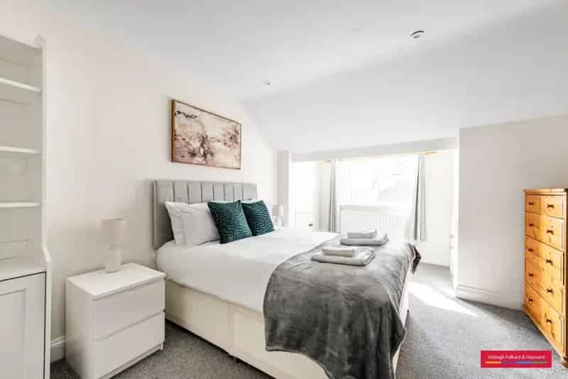 Stunning 4-Bed 2-Bath Flat in Secure Gated Development