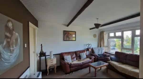 Spacious 2-Bed Flat Near Tube - Potential 3-Bed Conversion