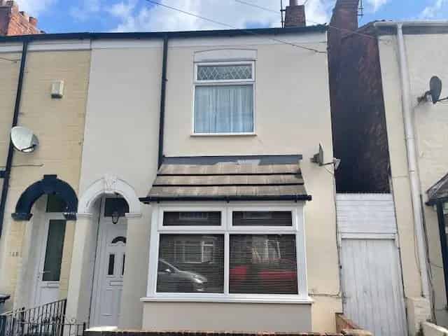 2 Bedroom House to Rent - Modern End Terrace Near Amenities
