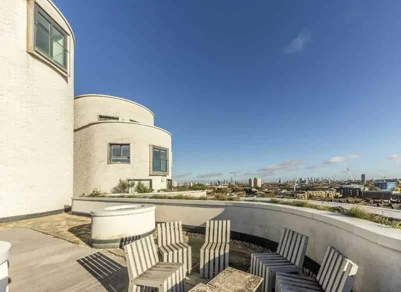 One Bedroom Flat in Award Winning Development Young Professionals Concierge Roof Terrace