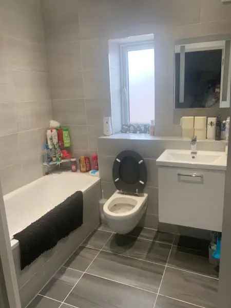 1 Bedroom First Floor Flat Brand New Kitchen and Bathroom