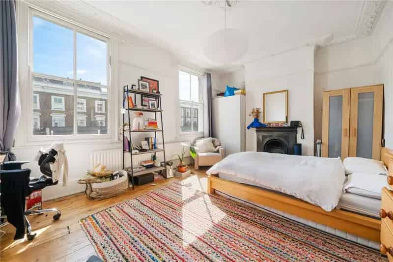 6 Bedroom House in London Victoria Park Village