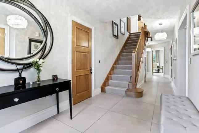 Six Bedroom Detached House for Sale in Ruxley Ridge Claygate