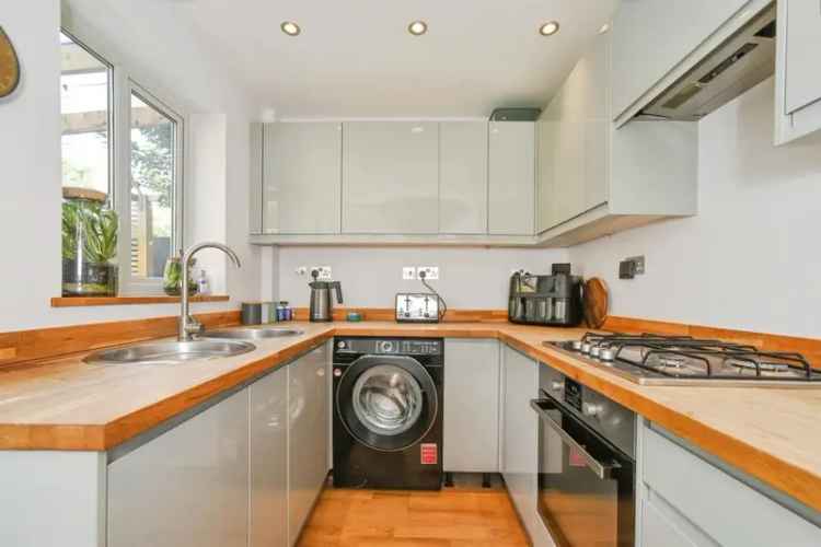 2 Bed Semi-Detached House in Liden Swindon