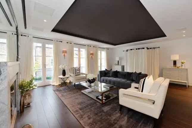 Town house to rent in Marylebone Mews, Marylebone, London W1G, United Kingdom