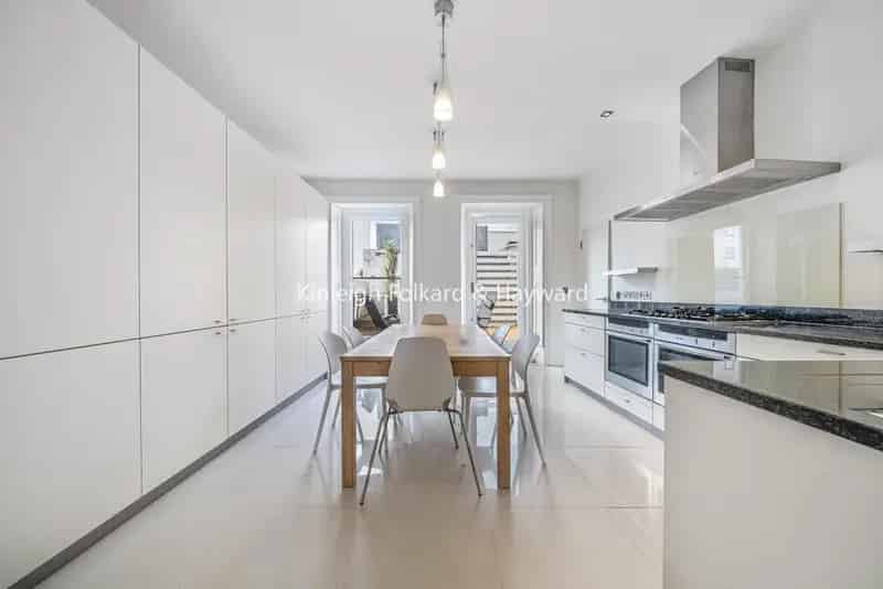 Spacious 3-Double Bedroom Flat with 21'3 Terrace