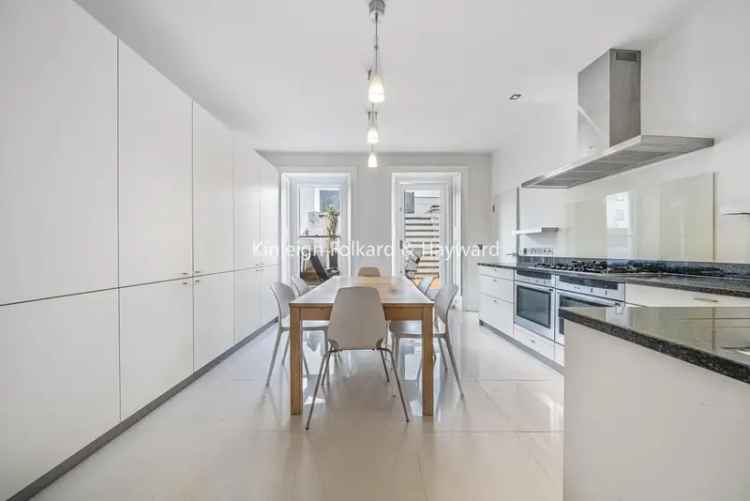 Spacious 3-Double Bedroom Flat with 21'3 Terrace