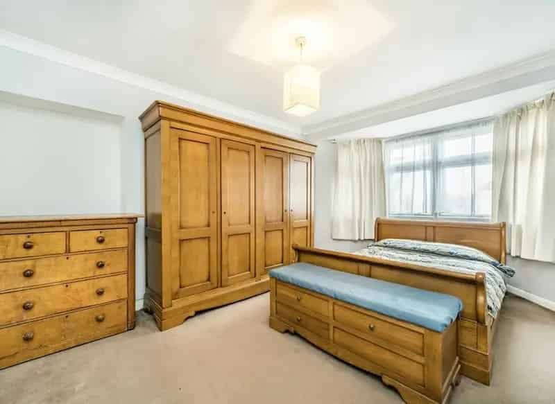 Three Bedroom House with Extension Potential Near Tooting Bec Common